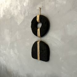 Biomorficzna dekoracja na ścianę w stylu boho brutalist