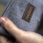 Mała szara kosmetyczka z weluru - 