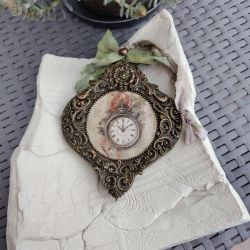 Zawieszka z Antycznym Zegarem w Ozdobnej Ramie