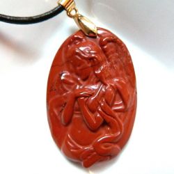 Antystresowy czerwony jaspis mokait, płaskorzeźba Anioł, wisior