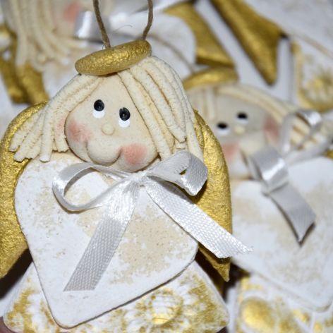Złote skrzydełka… aniołki z masy solnej – prezenty dla gości