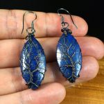 Miedziane kolczyki z lapis lazuli - kolczyki na dłoni