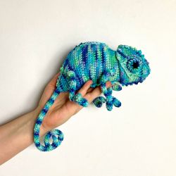 Zielono-niebieski kameleon szydełkowy
