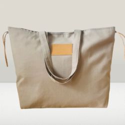 Duża torba plażowa z drelichu w beżowym kolorze.