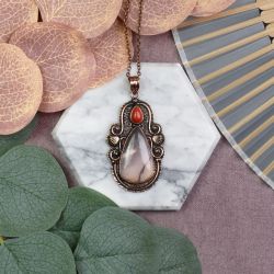 Miedziany ozdobny wisiorek z jaspisem i koralem #550