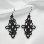 Delikatne koronkowe kolczyki haftowane - czarne - kolczyki czarne koronkowe