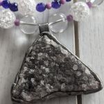 Naszyjnik z dwóch sznurów koralików szklanych i koralików z jadeitu, z dużym wisiorem z kamienia - Wisior