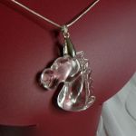 Oczyszczający bezbarwny kryształ górski - wisiorek z koniem - 