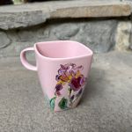 Różowy, porcelanowy kubek ręcznie malowany Irysy - 