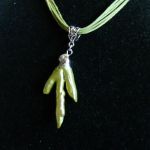 Zielony, groszkowy naturalny koral, oryginalny wisiorek - 