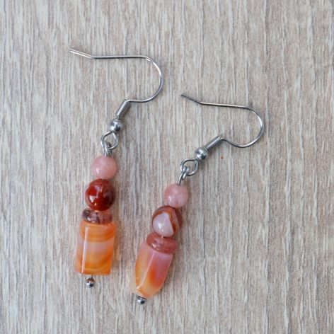 Kolczyki z agatu i kamienia słonecznego.