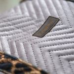 Pudrowa shopperka z pikowanego weluru - 