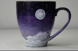 Ręcznie malowany kubek chmury, fioletowy kosmos, księżyc, gwiazdy