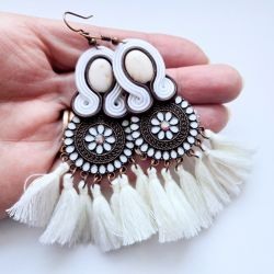 White kolczyki sutasz