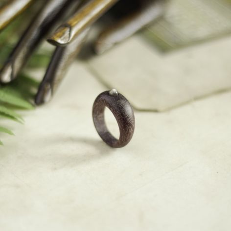 Amarantowy pierścionek z obsydianem srebrzystym