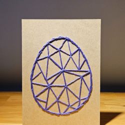 Kartka Wielkanocna - ręcznie haftowana - Pisanka fioletowa