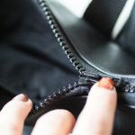 Czarny plecak z suwakiem skóra węża - 