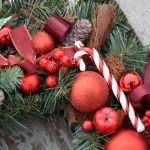 Wianek świąteczny sztuczny - laska bombka