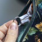 Etui na klucze z czarnego weluru w kwiaty – ciemne kolory, handmade - 