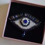 Ręcznie robiona broszka z motywem złego oka - Każdy produkt jest elegancko zapakowany na prezent.