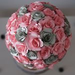 Kula z różowych i szarych róż - Ręcznie skręcane papierowe róże
