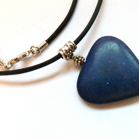 Granatowy matowy Lapis Lazuli, wisiorek z serduszkiem 