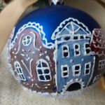 Ręcznie malowana bombka zimowe miasteczko, 10 cm - Jedna strona