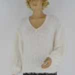 Pierzasty sweterek w kolorze mleczno białym - sweterek z włosem