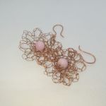 Kolczyki "kwiaty"z miedzi z różowym opalem - Szydełkowe kolczyki z czystej miedzi