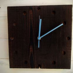 Rustykalny zegar z palonego drewna sosny