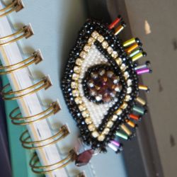 Ręcznie wykonana broszka z symbolem złego oka