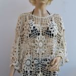 Szydełkowe poncho w kolorze ecru  - kwiaty