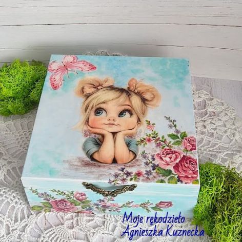 Dziewczynka w różach