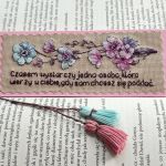 Ręcznie haftowana zakładka z kwiatami i cytatem - personalizowana. - 