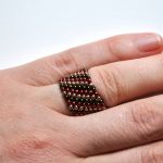 Pierścionek koralikowy w ukośne paski - pierścionek na prezent