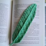 Elegancka zakładka na szydełku piórko  - Zakładka do książki