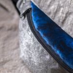 Błyszcząca szara nerka z granatową klapą w róże - 