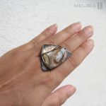 Opal w trójkącie - pierścień z surowym kamieniem naturalnym