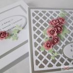 Kartka W DNIU ŚLUBU z różami - Srebrzysto-biała kartka na ślub w pudełku