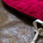 Brązowy plecak z czerwoną pikowaną klapą - 