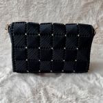 Elegancka czarna torebka pleciona z ozdobnymi koralikami – rękodzieło - Tył