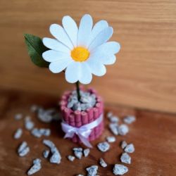 Margaretka - kwiat z filcu - różowa doniczka