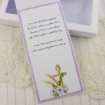 Kartka komunijna fioletowo biała z dodatkiem złota z IHS i stokrotkami - życzenia