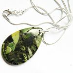 Zielony jaspis cesarski z pirytem, duża łezka, wisiorek na łańcuszku - 