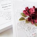 Kartka ŚLUBNA z bordowymi kwiatami - Biało-bordowa kartka ślubna w pudełku