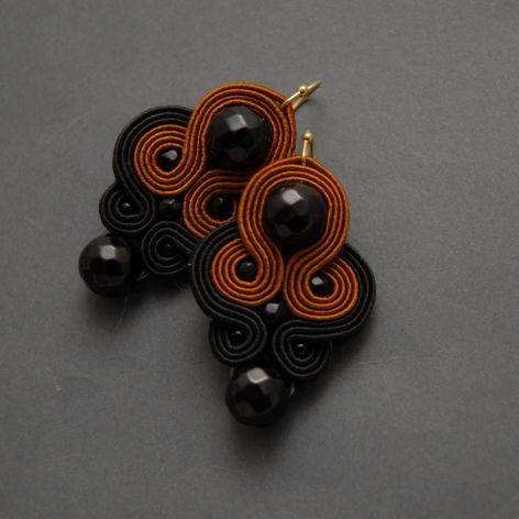 czarno-cynamonowe kolczyki lub klipsy sutasz z onyksami