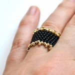Pierścionek koralikowy czarno-złoty 2 - pierścionek na prezent