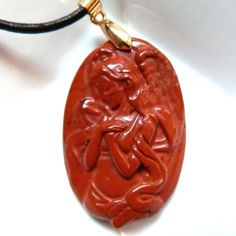Antystresowy czerwony jaspis mokait, płaskorzeźba Anioł, wisior