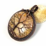 Amulet dzrewko szczęścia z jaspisem brązowym - wisior z jaspisem okrągły