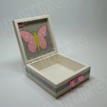 Drewniana szkatułka kwadratowa z motylem - pudełko na drobiazgi